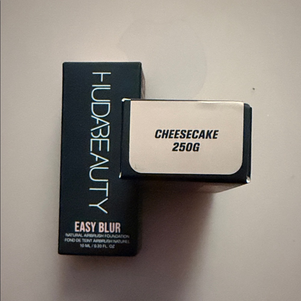 HUDA BEAUTY Easy Blur Foundation - Cheesecake Shade (mini) 10ml
